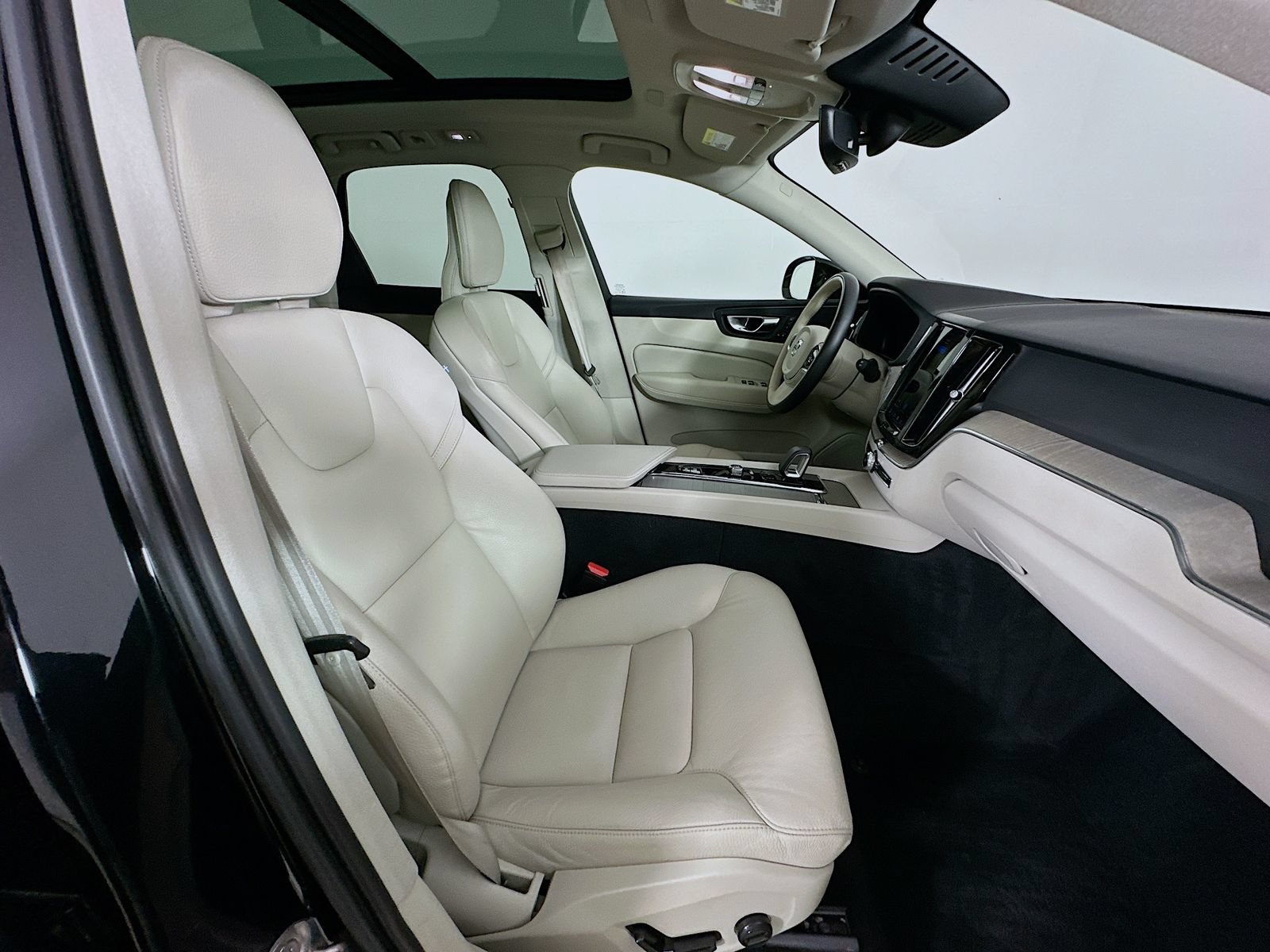 Used 2023 Volvo XC60 B5 Plus w/ Climate Package AWD/4WD image 42