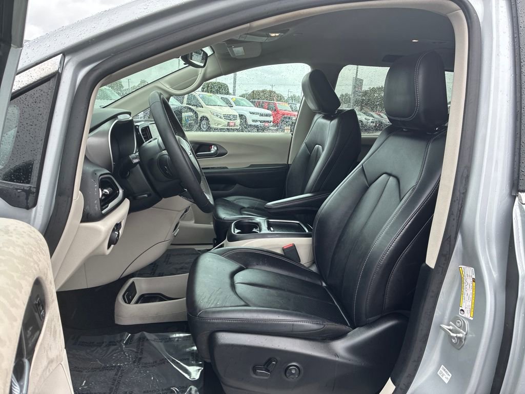 Used 2024 Chrysler Pacifica Touring-L image 10