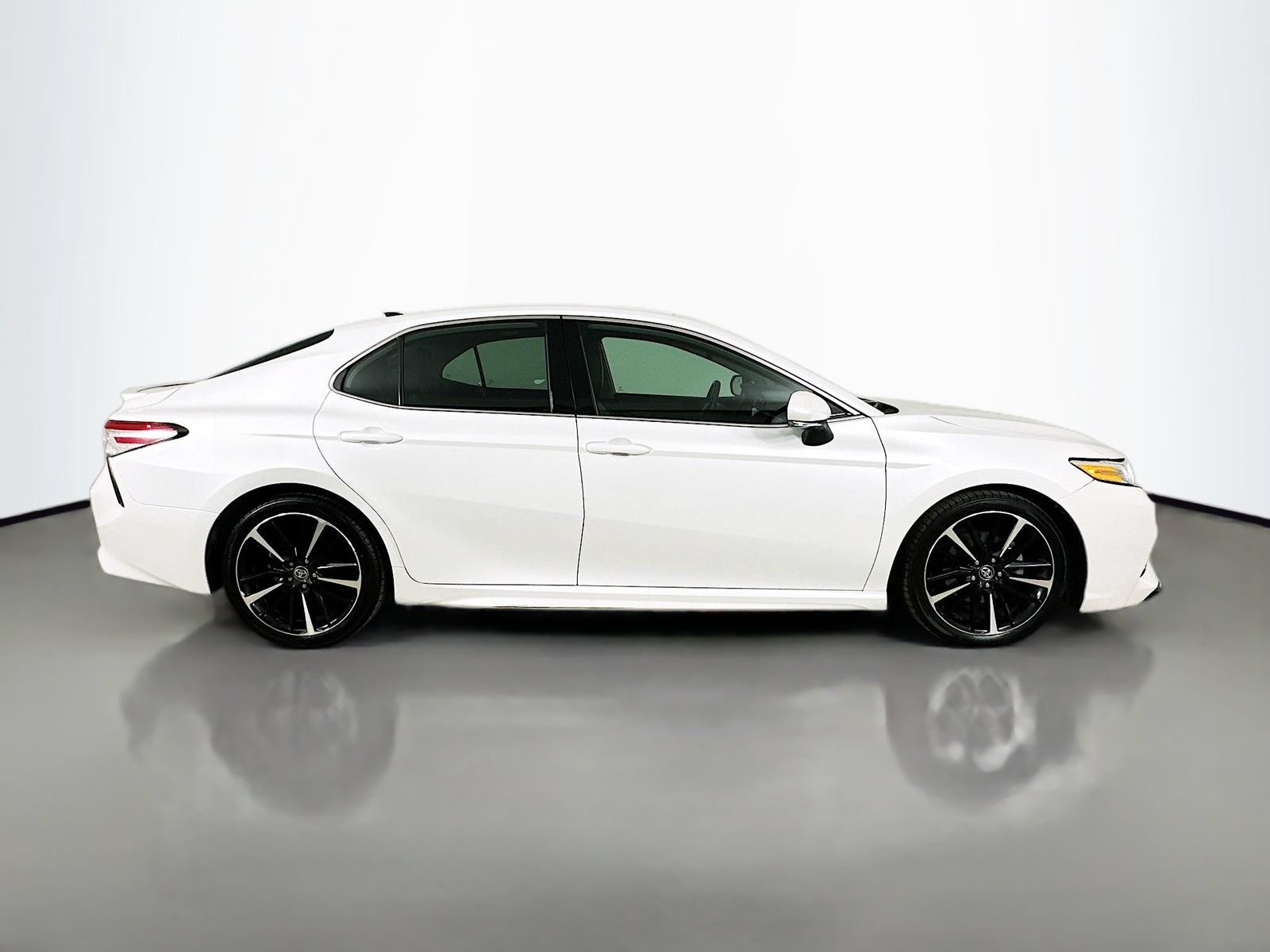 Used 2020 Toyota Camry XSE FWD image 4