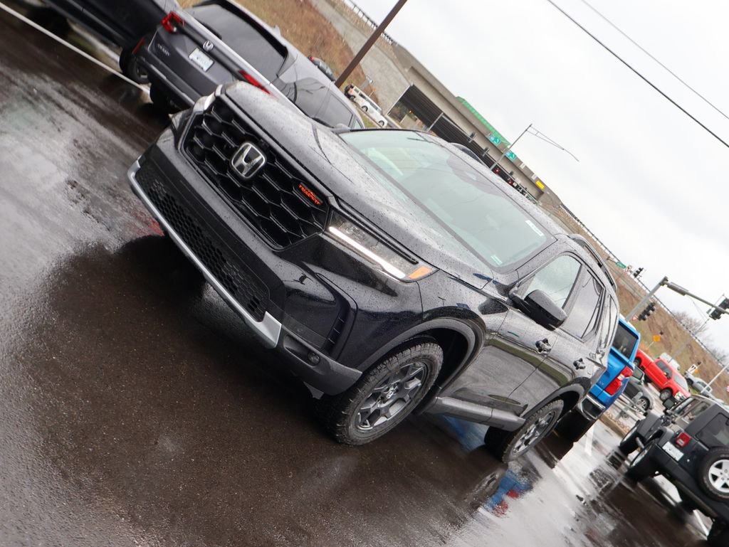 Certified 2025 Honda Pilot TrailSport image 3