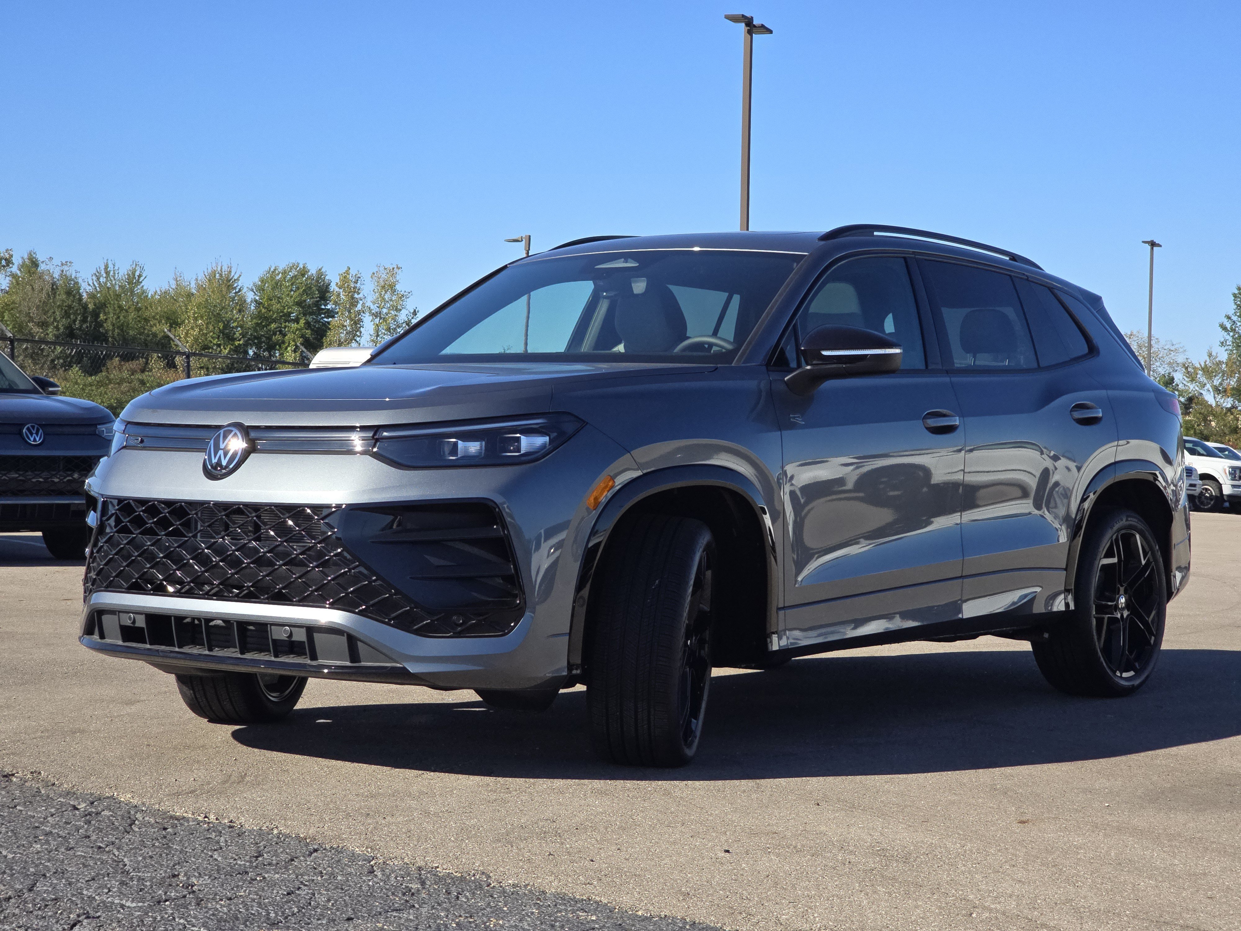 New 2026 Volkswagen Tiguan SE R-Line AWD/4WD image 3