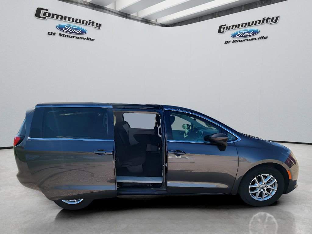 Used 2023 Chrysler Voyager LX image 30