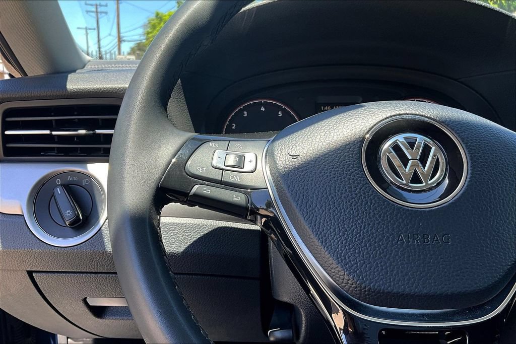 Used 2021 Volkswagen Passat 2.0T SE FWD image 9