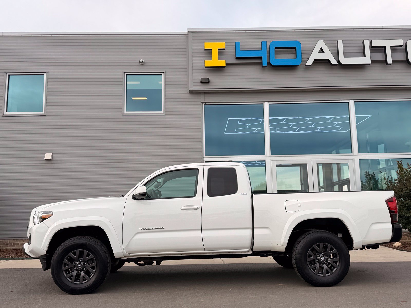 Used 2022 Toyota Tacoma SR5 AWD/4WD image 11