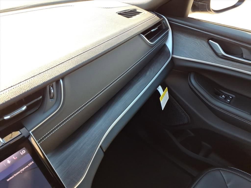 New 2025 Jeep Grand Cherokee Limited image 24