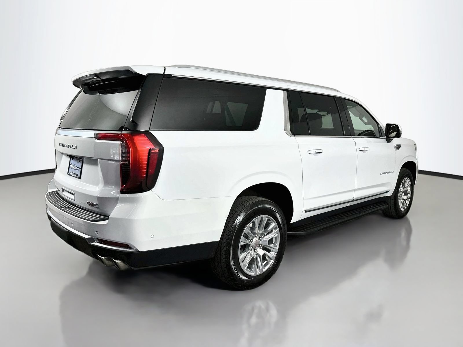 Used 2025 GMC Yukon XL Denali AWD/4WD image 8