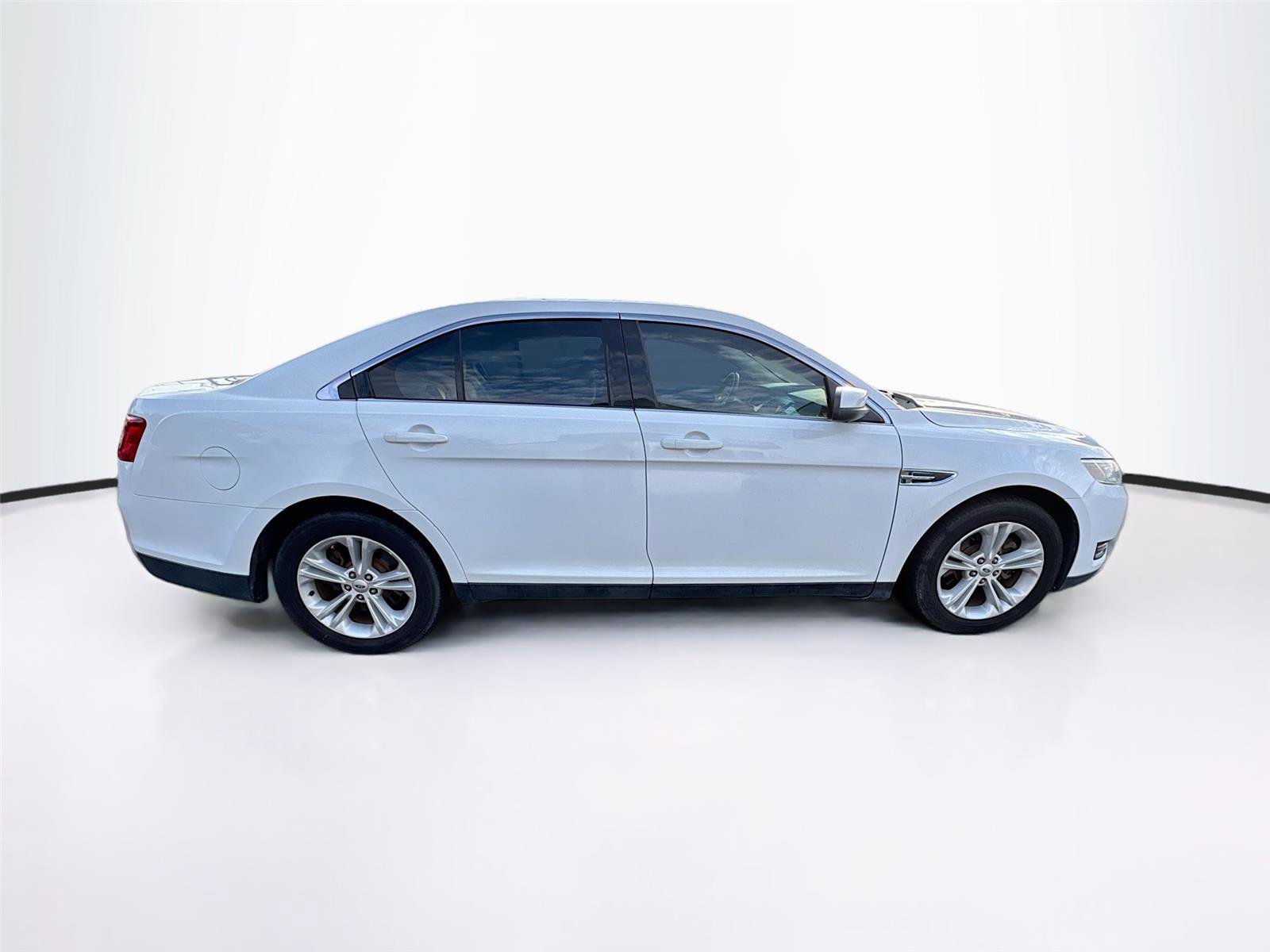 Used 2017 Ford Taurus SEL FWD image 6