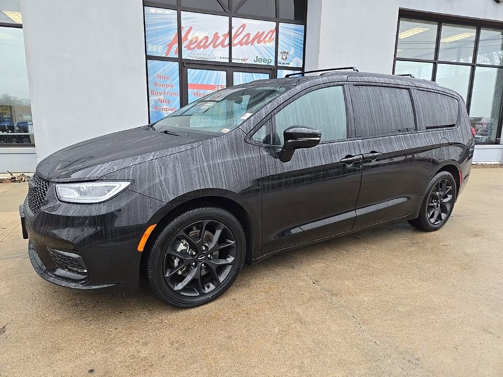 Used 2025 Chrysler Pacifica Limited image 3