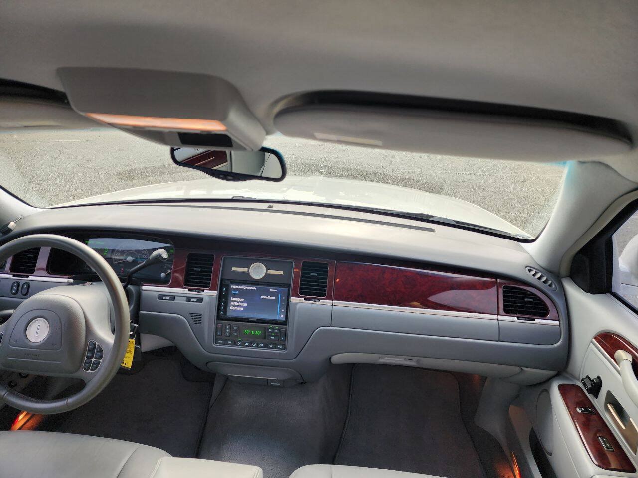 Used 2004 Lincoln Town Car Signature RWD image 24