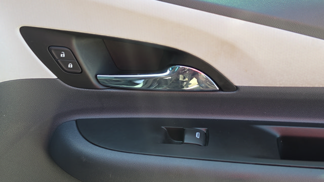Used 2020 Chevrolet Bolt Premier w/ Infotainment Package FWD image 30