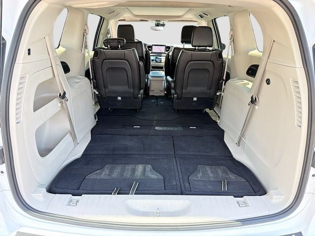 Used 2024 Chrysler Pacifica Limited FWD image 30