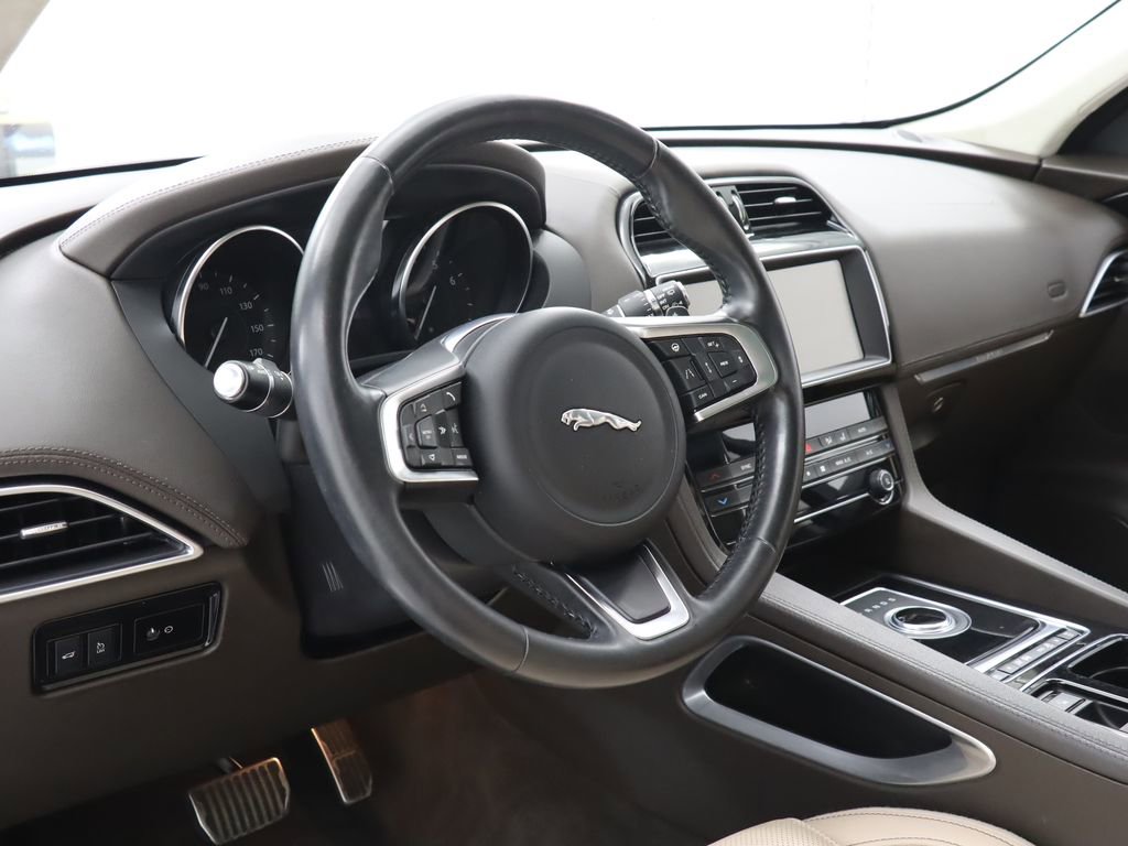Used 2019 Jaguar F-PACE Prestige AWD/4WD image 18