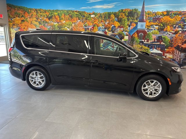 Used 2023 Chrysler Pacifica Touring-L FWD image 8
