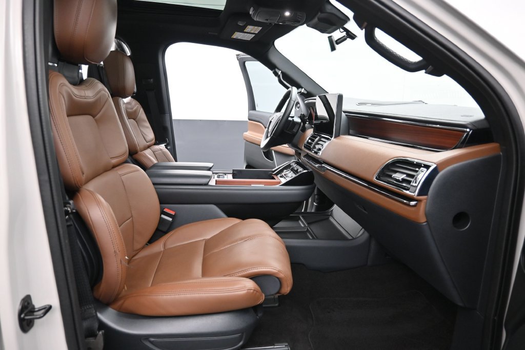 Used 2023 Lincoln Navigator Reserve RWD image 6