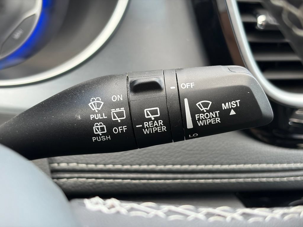 Certified 2025 Chrysler Pacifica Limited FWD image 30