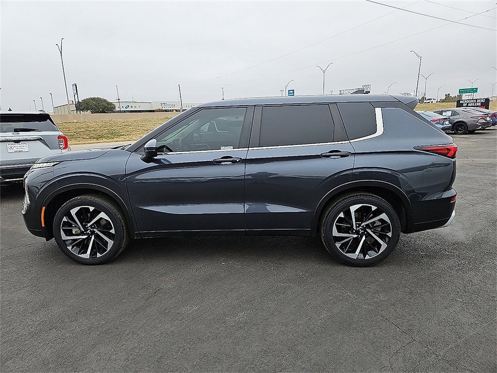 Used 2024 Mitsubishi Outlander SE image 3