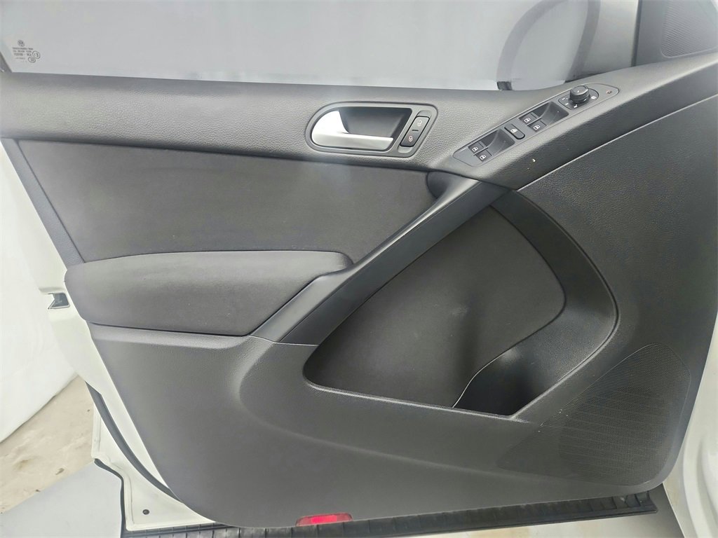 Used 2017 Volkswagen Tiguan Limited w/ Premium Package image 18