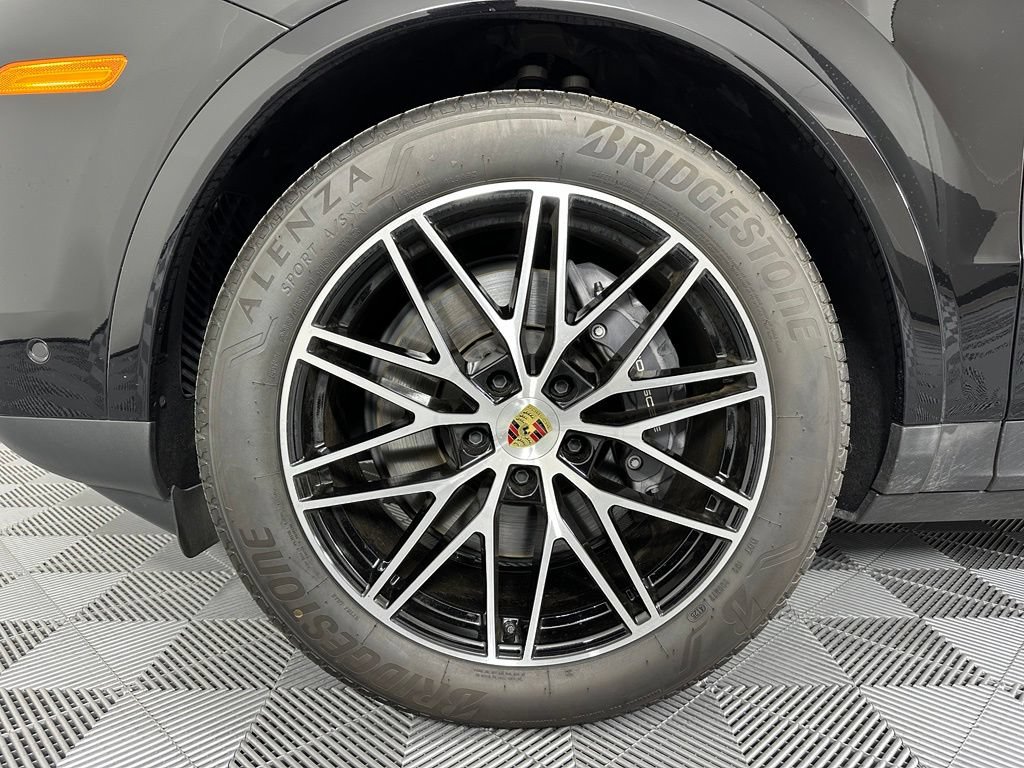 Certified 2024 Porsche Cayenne w/ Premium Package Plus (PFM) AWD/4WD image 15
