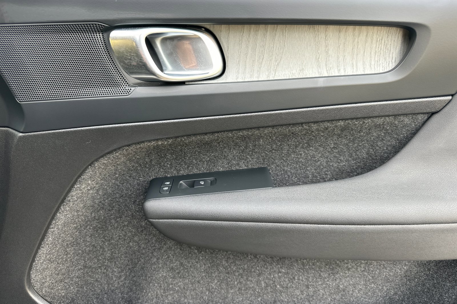 Certified 2025 Volvo XC40 B5 Plus image 21