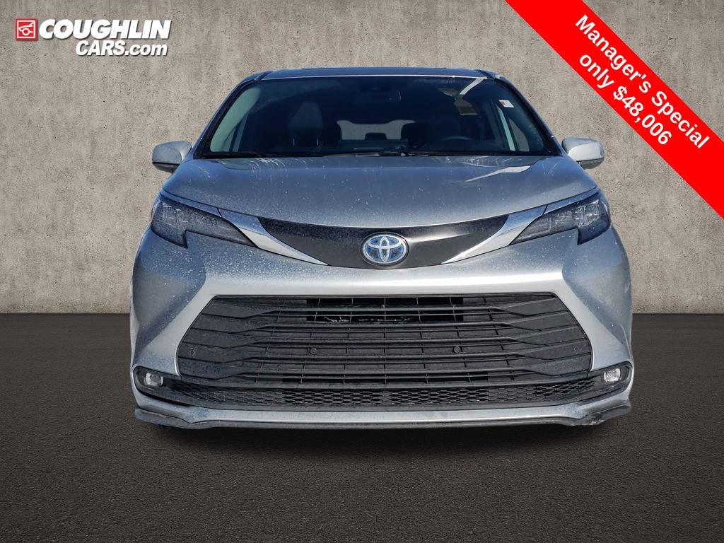 Used 2025 Toyota Sienna XLE image 8