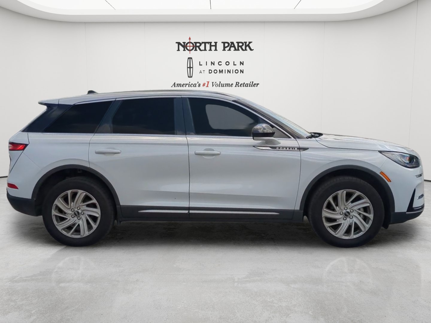 Used 2025 Lincoln Corsair AWD image 6