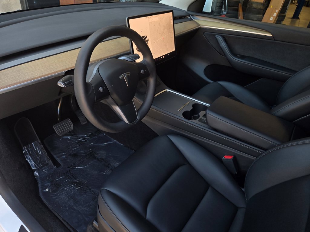 Used 2023 Tesla Model Y AWD image 10