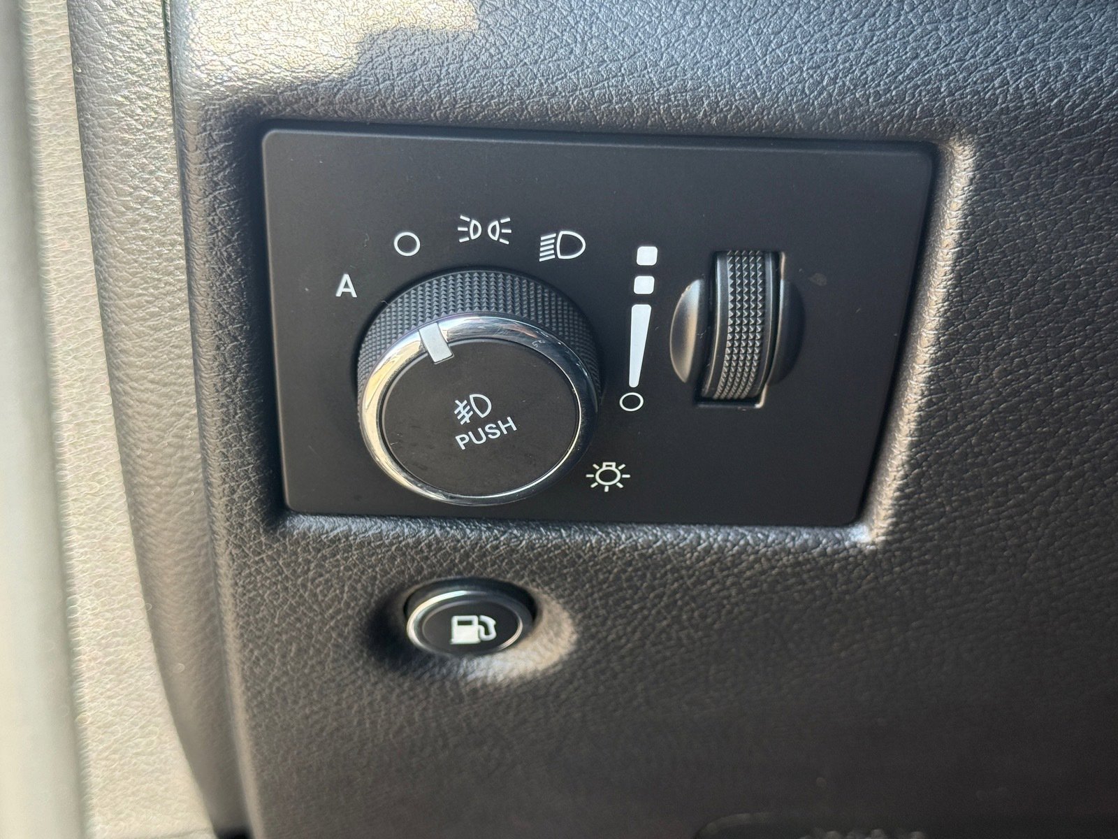 Used 2019 Jeep Grand Cherokee Limited w/ Luxury Group II RWD image 23