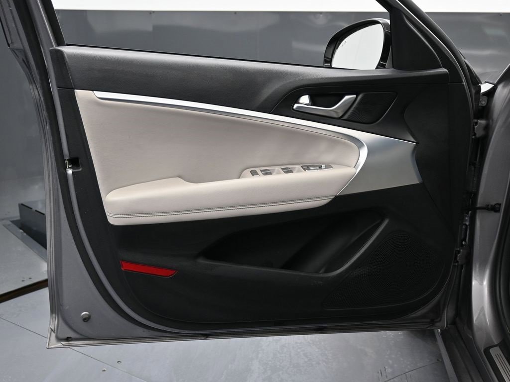 Used 2023 Genesis G70 2.0T image 39