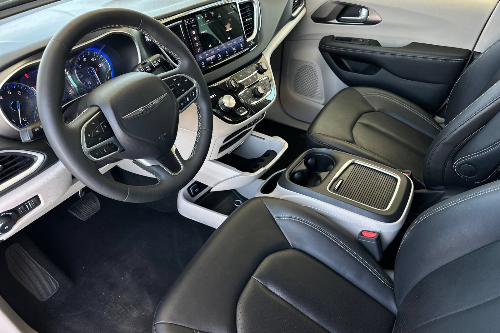 Used 2024 Chrysler Pacifica Touring-L FWD image 9