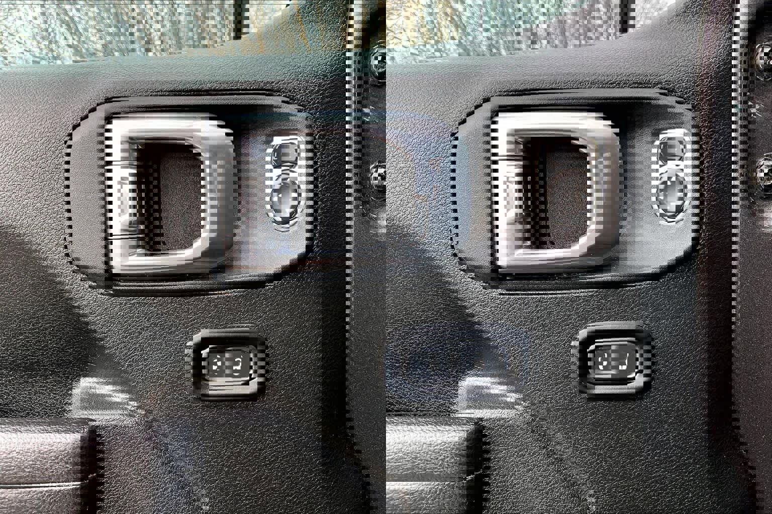 Used 2024 Jeep Wrangler Unlimited Rubicon w/ Technology Group image 31