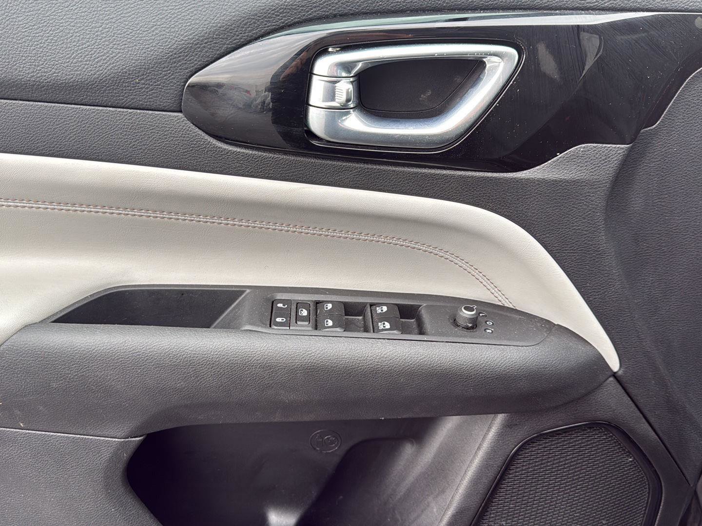 Used 2025 Jeep Compass Limited image 9