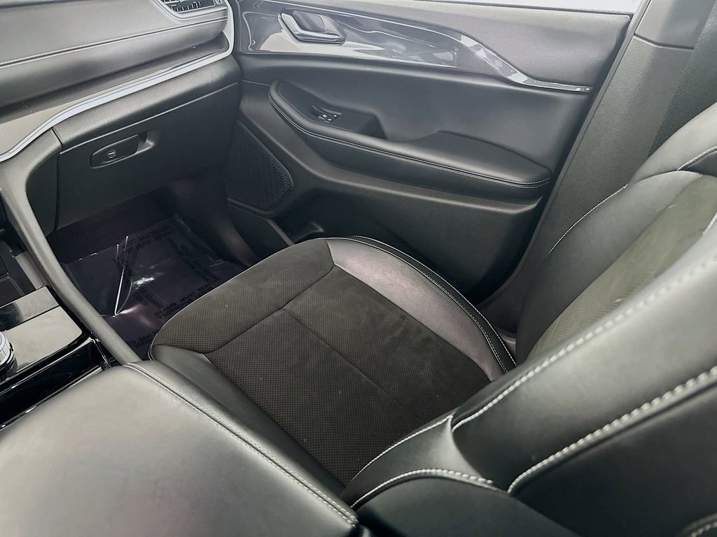 Certified 2023 Jeep Grand Cherokee L Laredo image 35