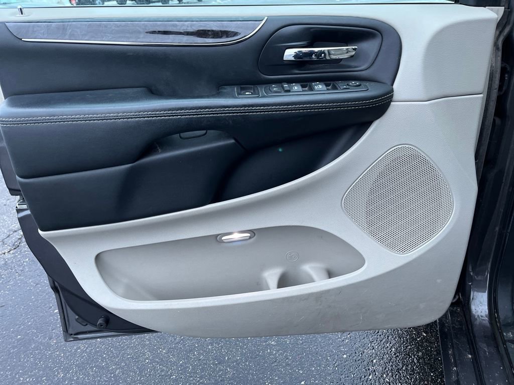 Used 2016 Chrysler Town & Country Touring w/ Driver Convenience Group image 10