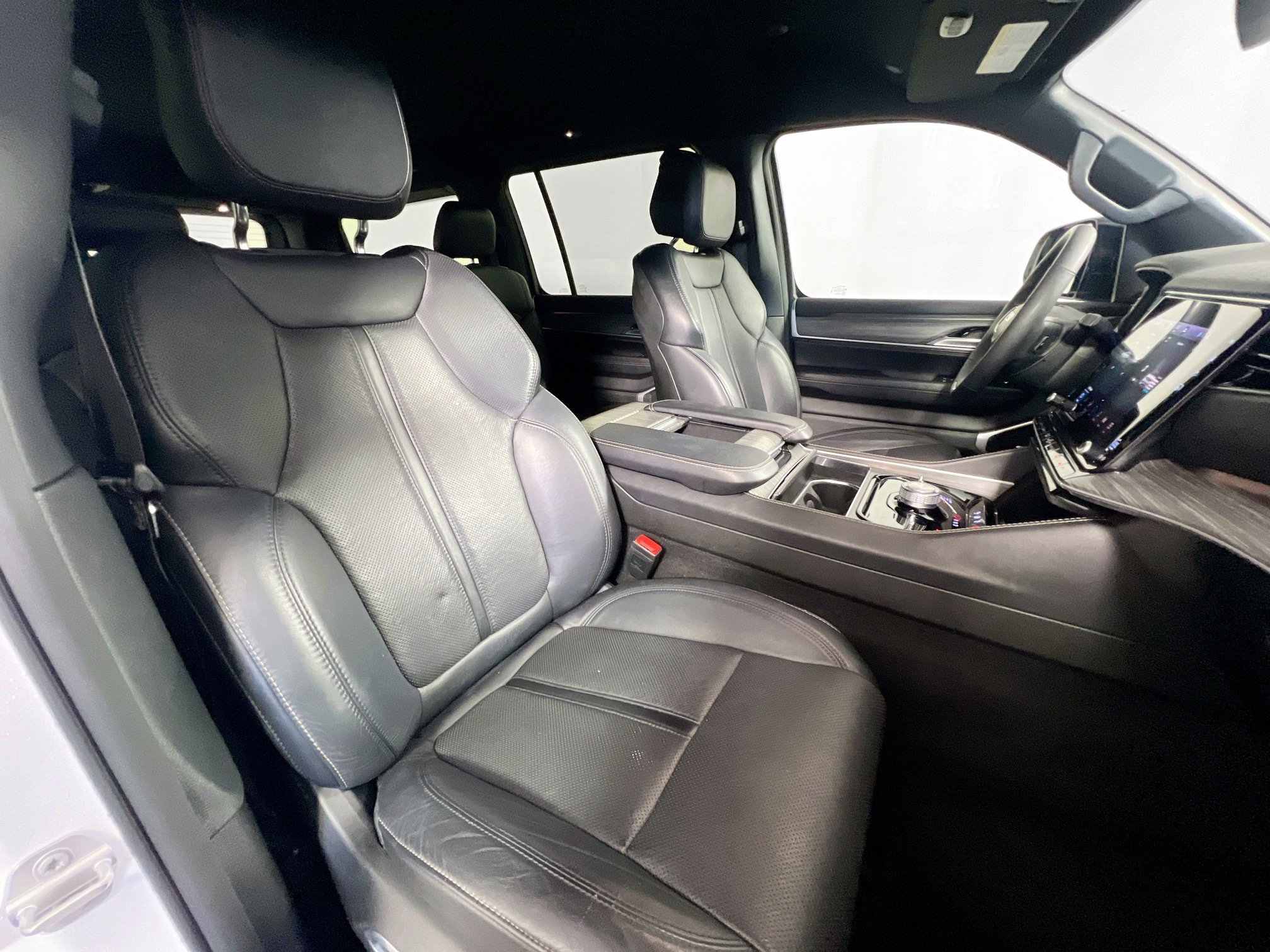 Used 2024 Jeep Wagoneer Series III AWD/4WD image 31