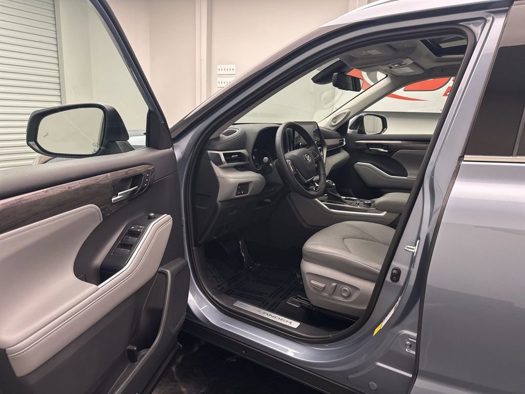 Used 2020 Toyota Highlander Limited image 5