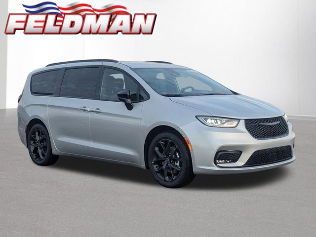 New 2026 Chrysler Pacifica Select w/ S Appearance Package