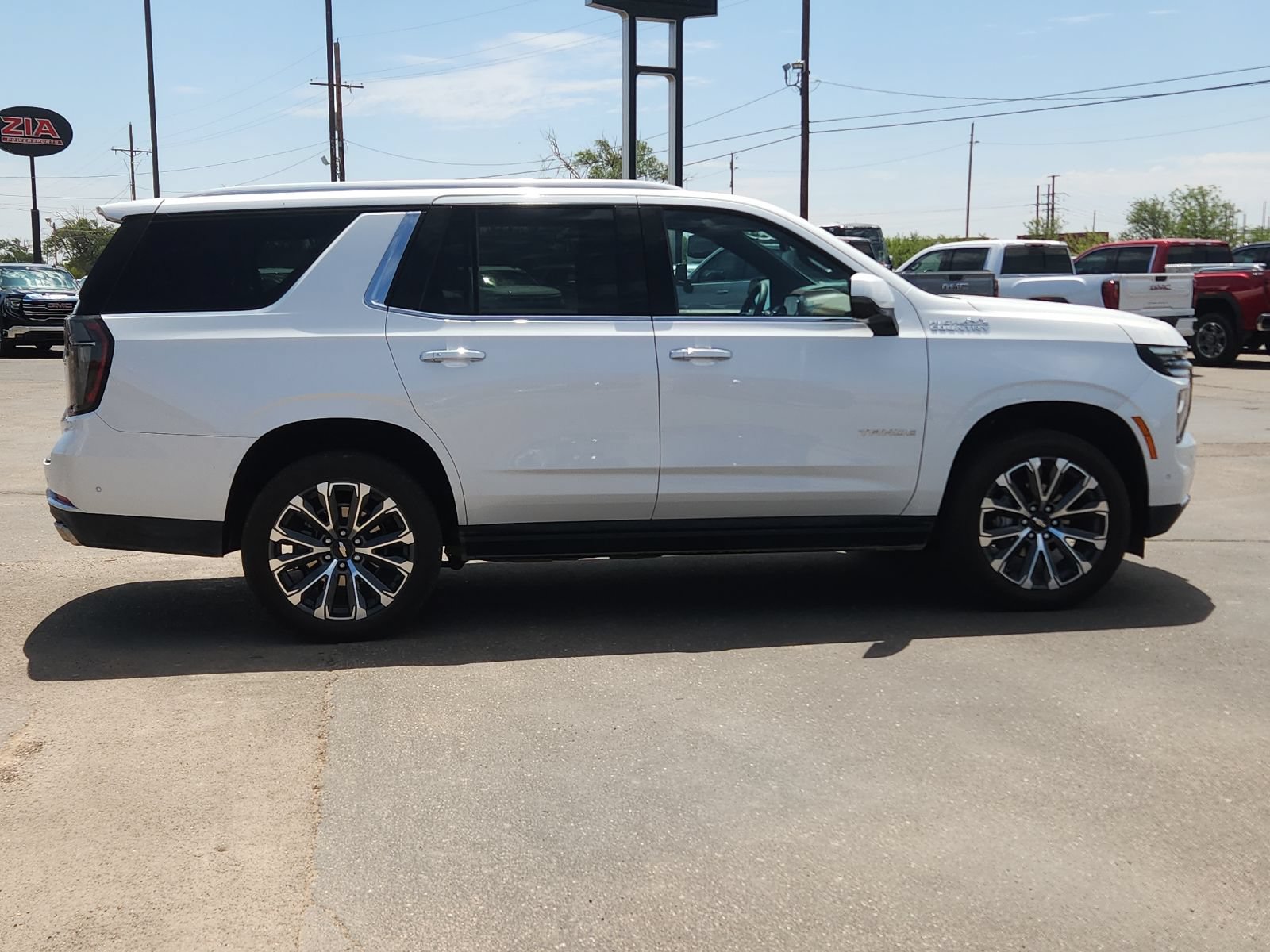 Used 2025 Chevrolet Tahoe High Country AWD/4WD image 3