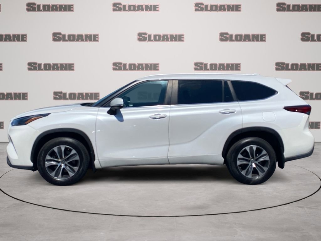 Used 2023 Toyota Highlander XLE AWD/4WD image 2