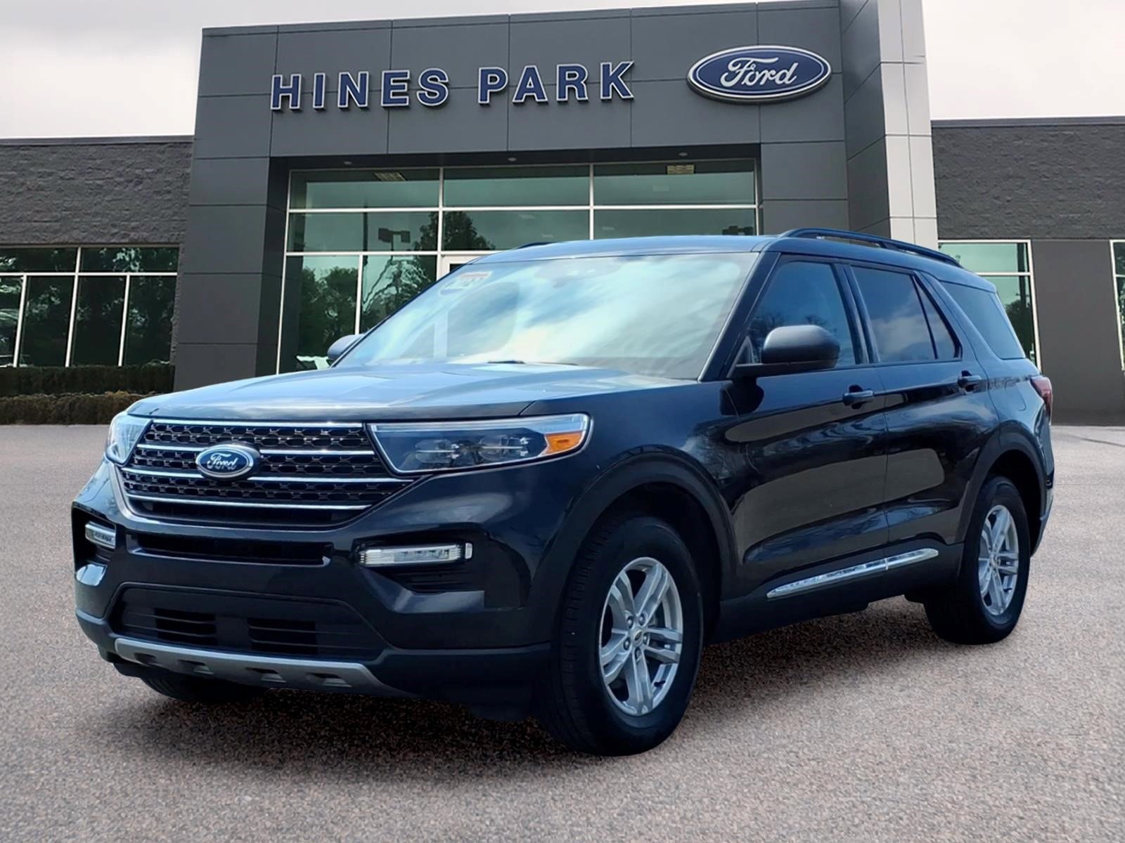 Certified 2023 Ford Explorer XLT w/ Equipment Group 202A AWD/4WD image 3