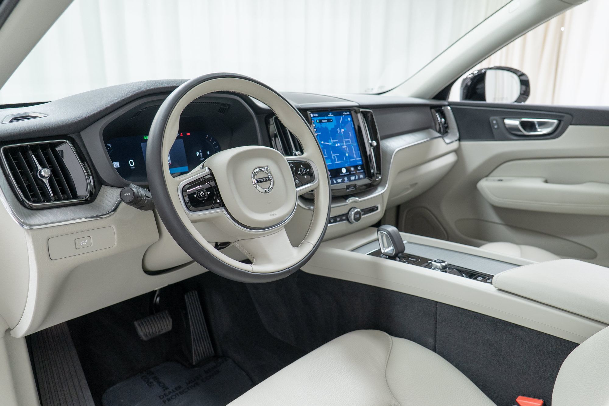 Certified 2025 Volvo XC60 B5 Plus AWD/4WD image 12