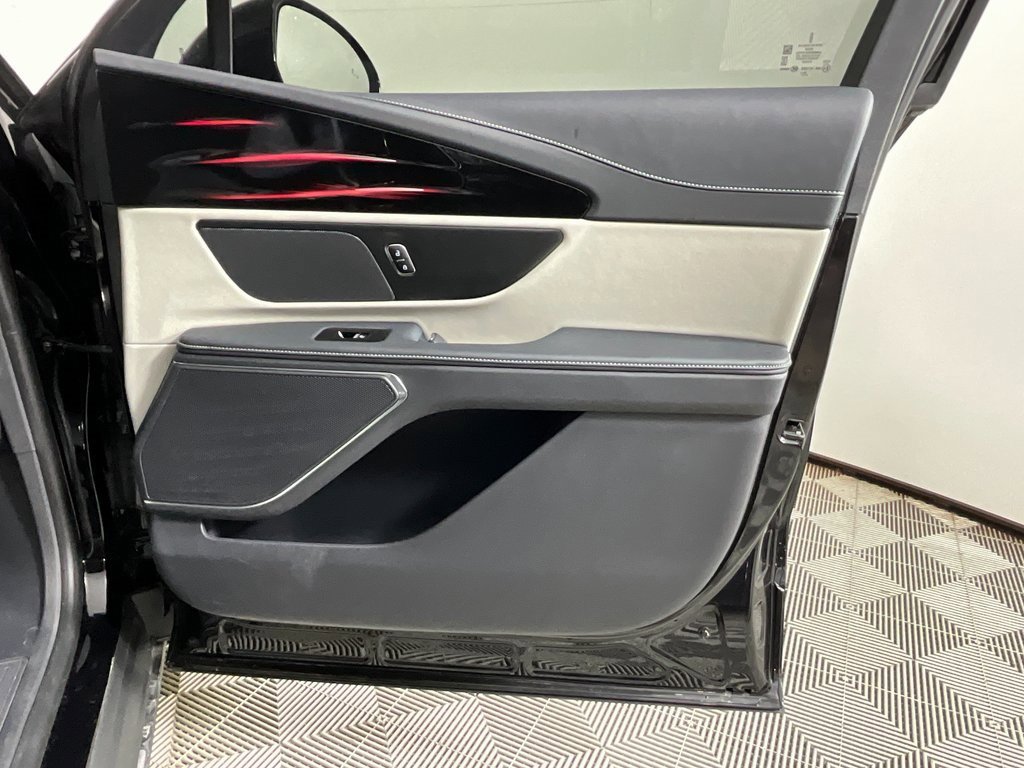 Used 2025 Lincoln Nautilus Premier image 21