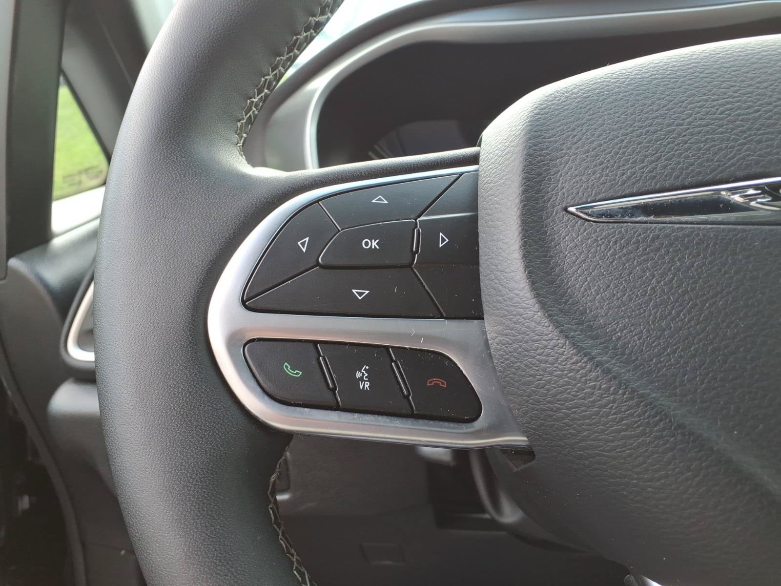 Used 2025 Chrysler Pacifica Select FWD image 30