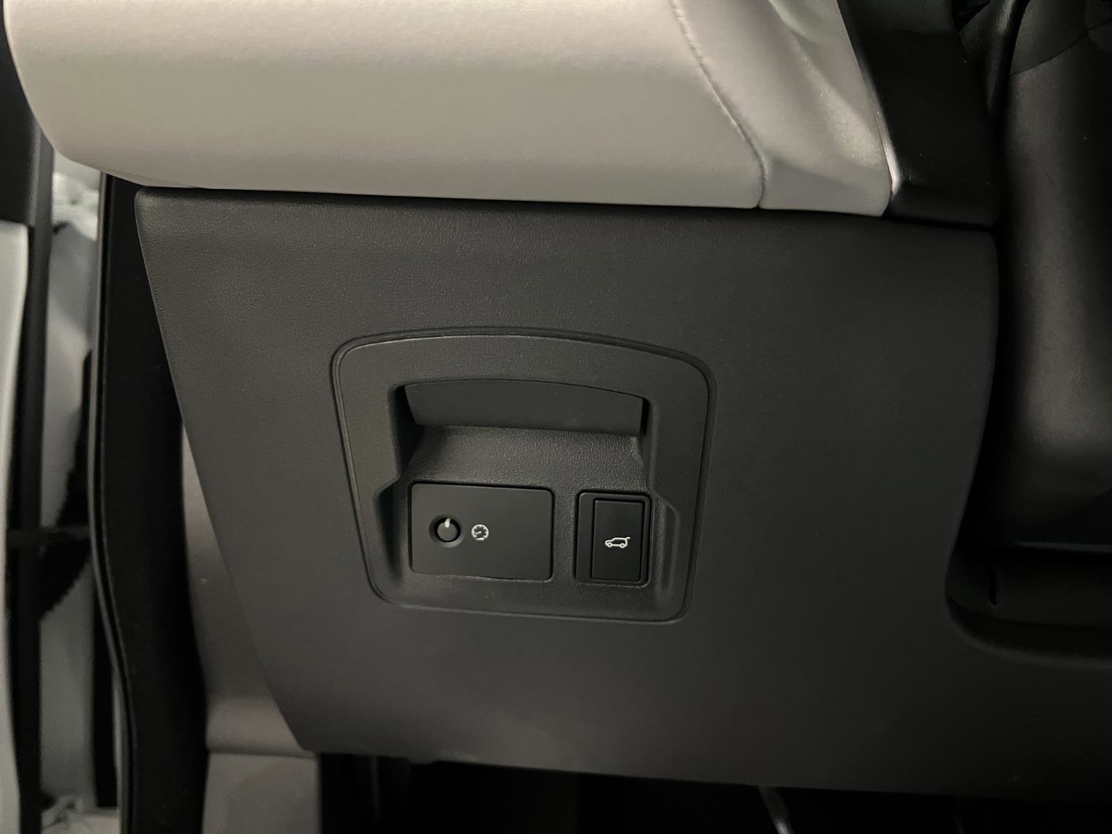 Used 2026 Land Rover Range Rover Velar Dynamic SE image 15