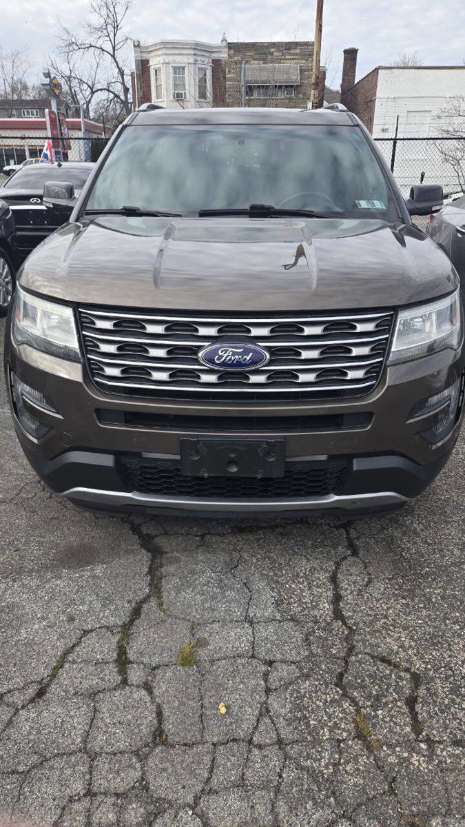 Used 2016 Ford Explorer XLT w/ Equipment Group 202A image 3