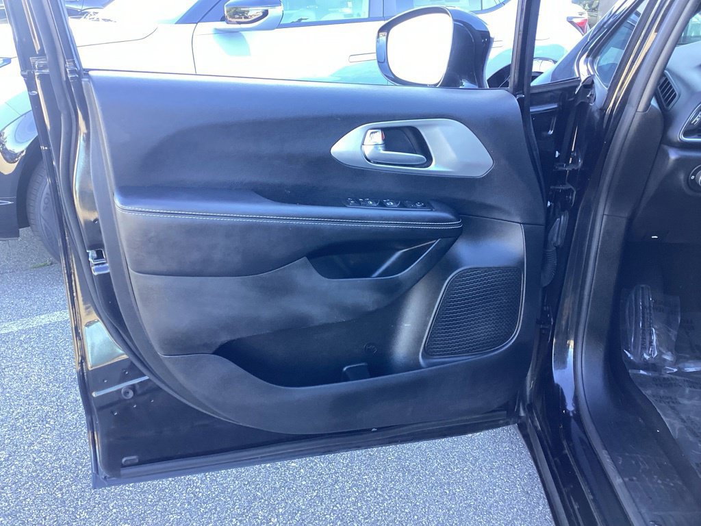 Used 2019 Chrysler Pacifica Touring-L w/ S Appearance Package FWD image 11