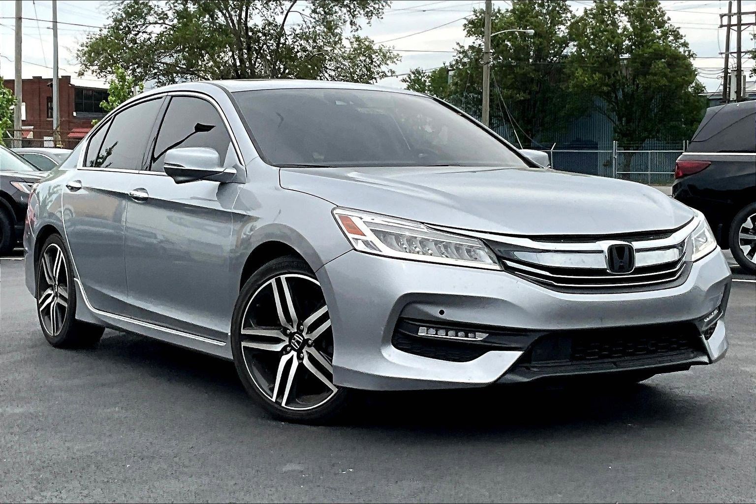 Used 2017 Honda Accord Touring image 2