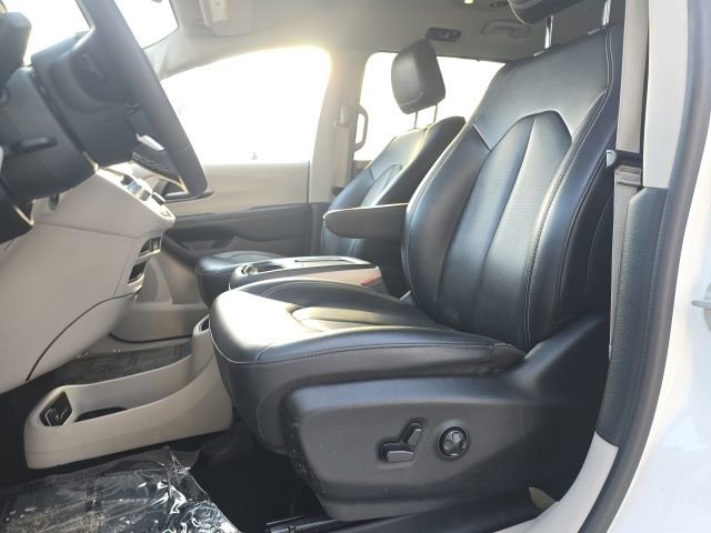 Certified 2024 Chrysler Pacifica Touring-L image 9