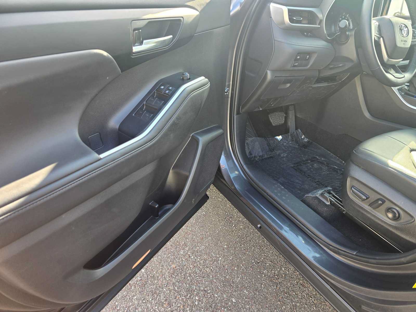 Used 2024 Toyota Highlander XLE AWD/4WD image 21