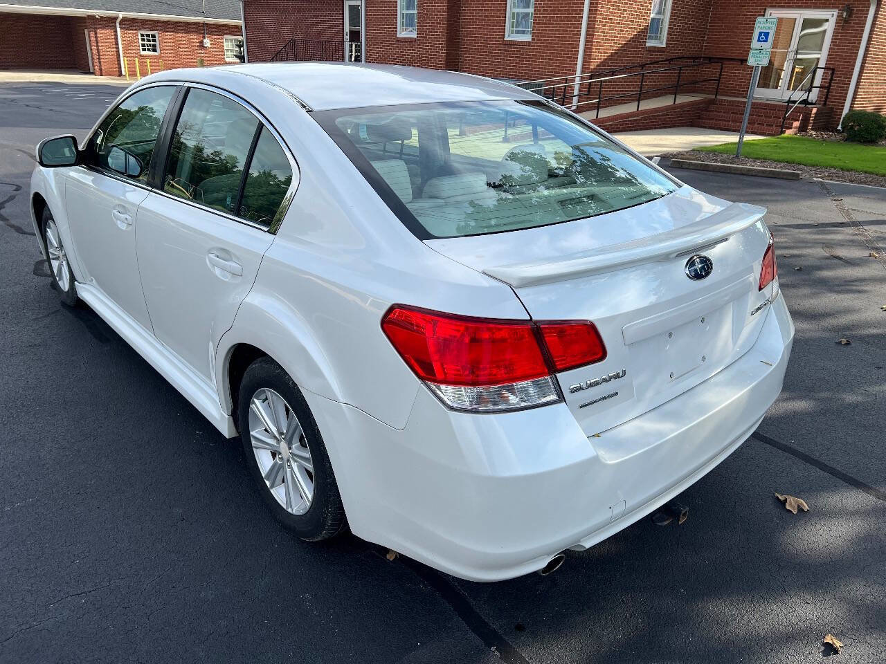Used 2010 Subaru Legacy 2.5i Premium image 5