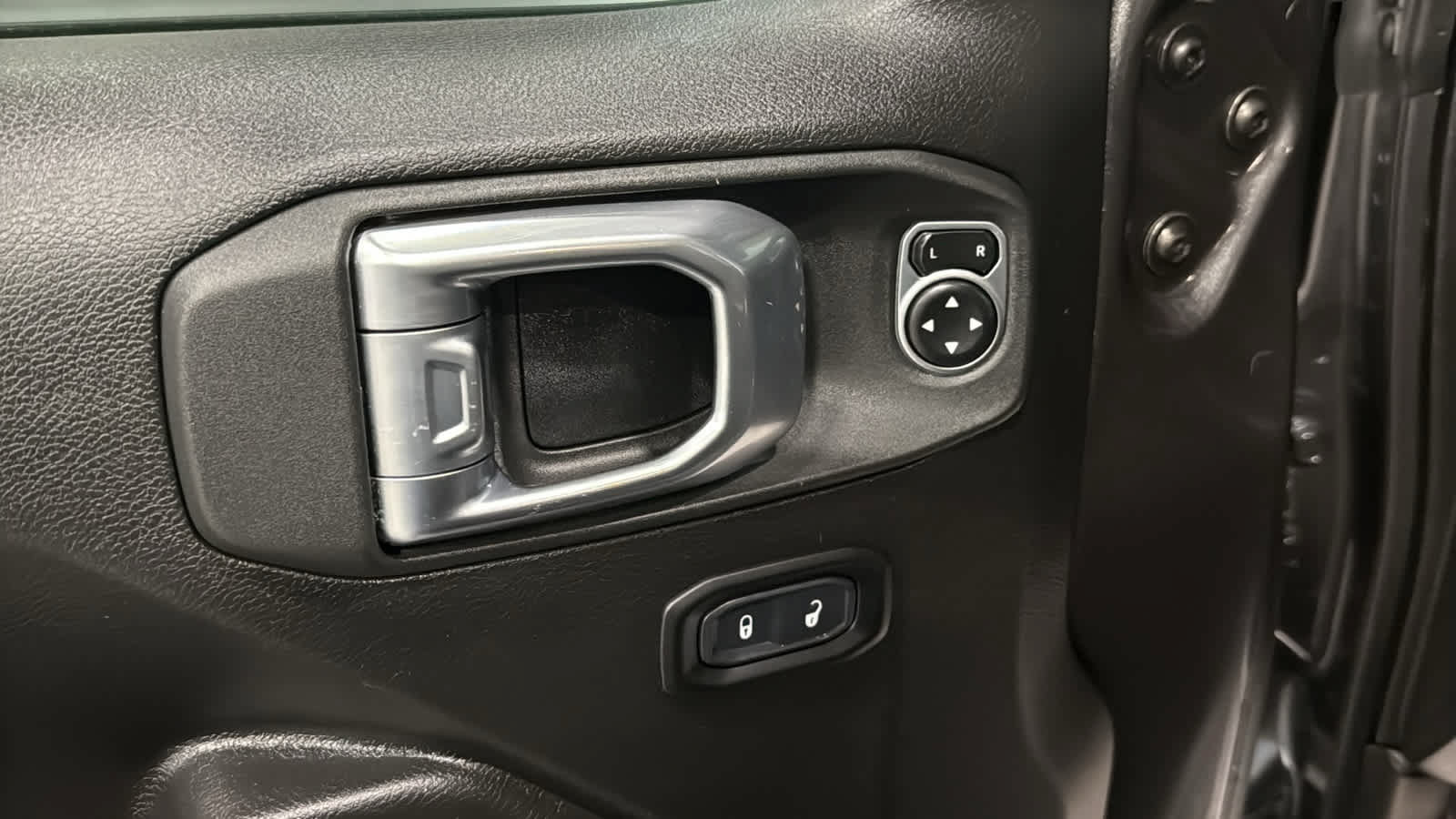 Used 2024 Jeep Wrangler Unlimited w/ Convenience Group AWD/4WD image 24